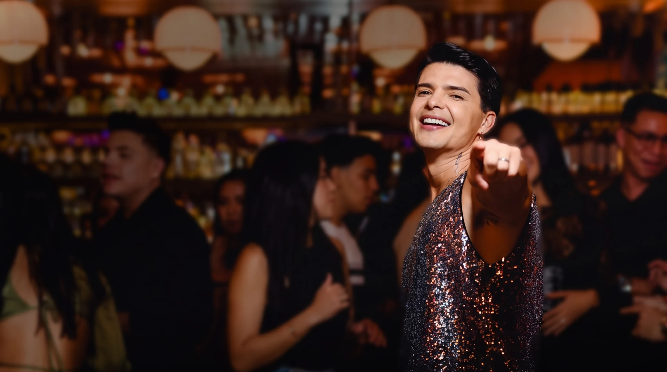 El Meke señalando a cámara en un bar